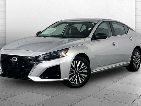 Used 2024 Nissan Altima 2.5 SV AWD/4WD image 12