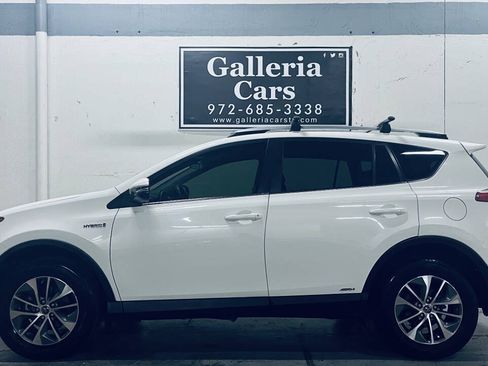 Used 2017 Toyota RAV4 XLE AWD/4WD image 1