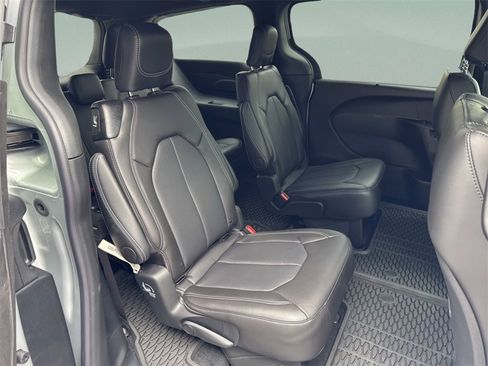 New 2026 Chrysler Pacifica Select image 32