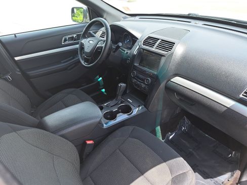 Used 2016 Ford Explorer XLT w/ Equipment Group 201A FWD image 10