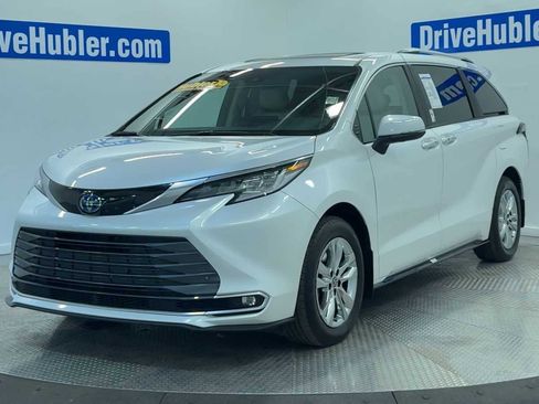 Used 2025 Toyota Sienna Limited image 3