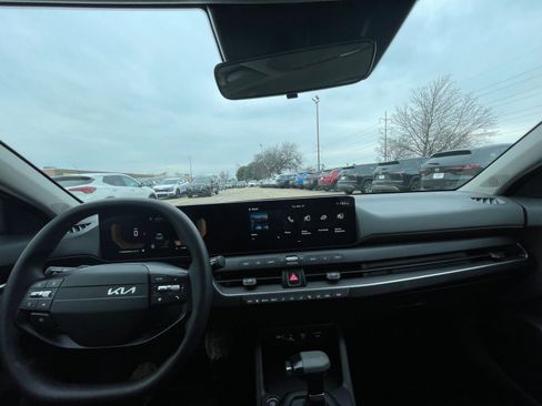 Used 2025 Kia K4 LXS image 32