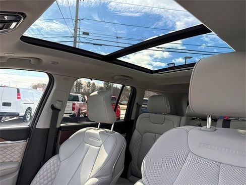 Used 2022 Jeep Grand Cherokee Summit w/ Luxury Tech Group V image 22