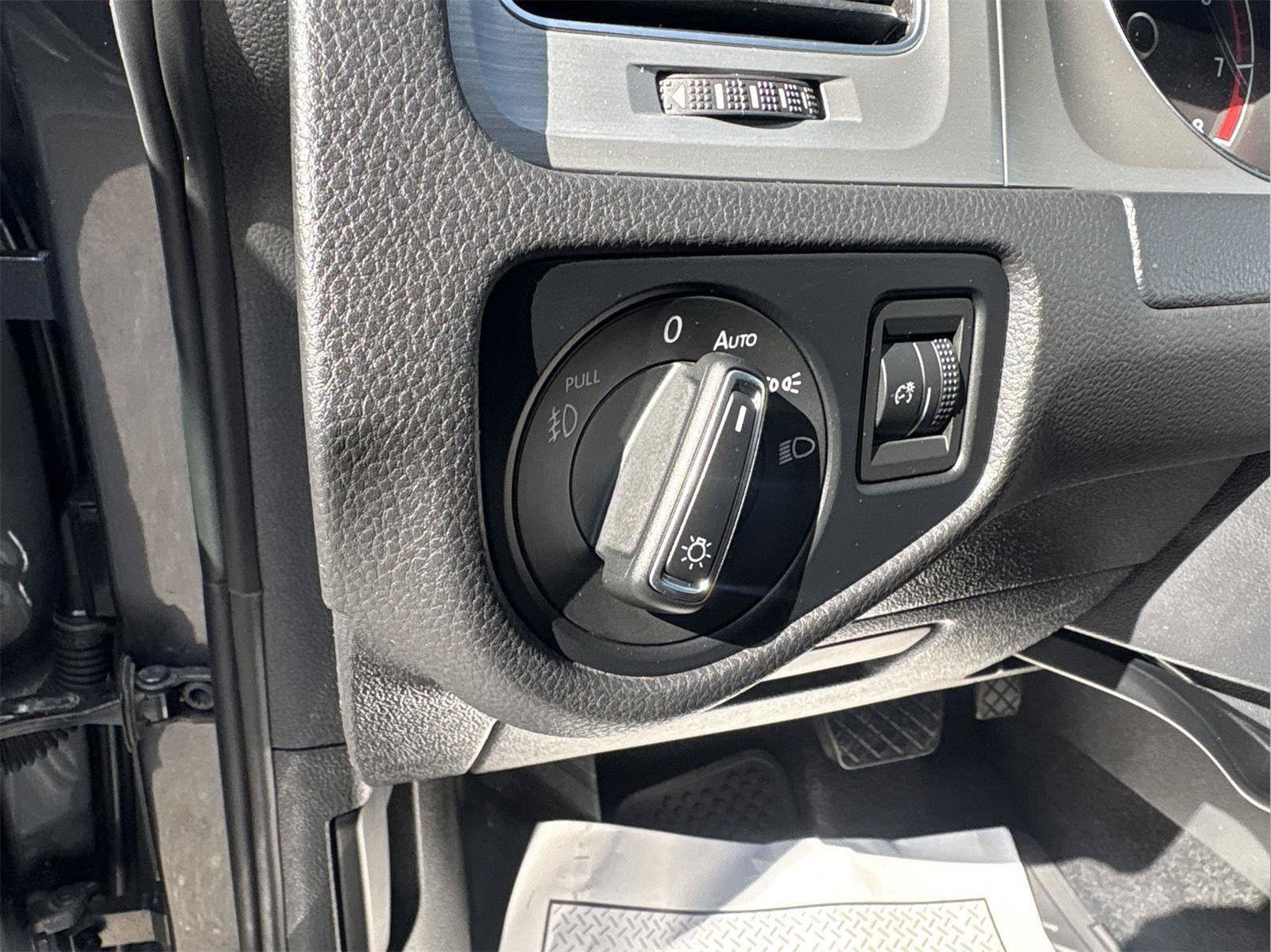 Used 2017 Volkswagen Golf SE FWD image 15