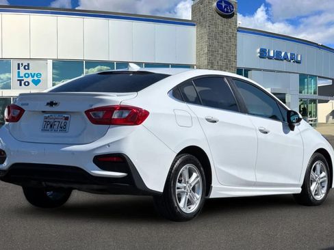 Used 2017 Chevrolet Cruze LT w/ Convenience Package FWD image 2