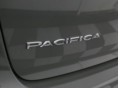 Used 2021 Chrysler Pacifica Touring-L image 9