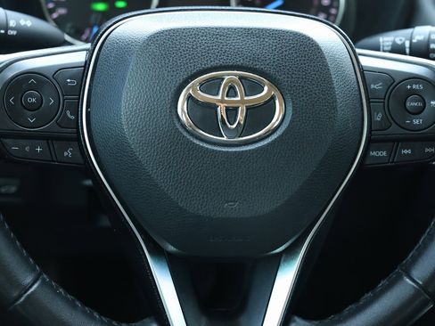 Used 2021 Toyota RAV4 XLE Premium image 18