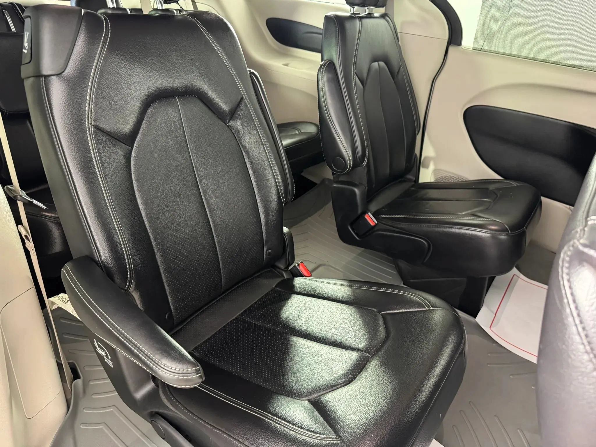 Used 2022 Chrysler Pacifica Touring-L FWD image 35