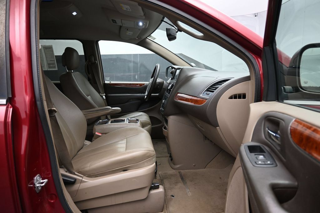 Used 2016 Chrysler Town & Country Touring w/ Driver Convenience Group FWD image 24