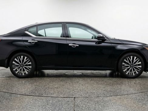 Used 2025 Nissan Altima 2.5 SV FWD image 11