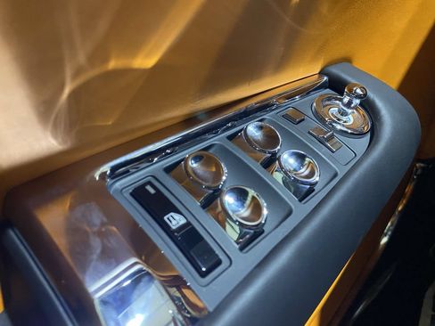 Used 2021 Rolls-Royce Dawn RWD image 5