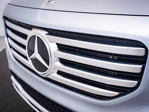 Used 2026 Mercedes-Benz GLB 250 4MATIC image 3