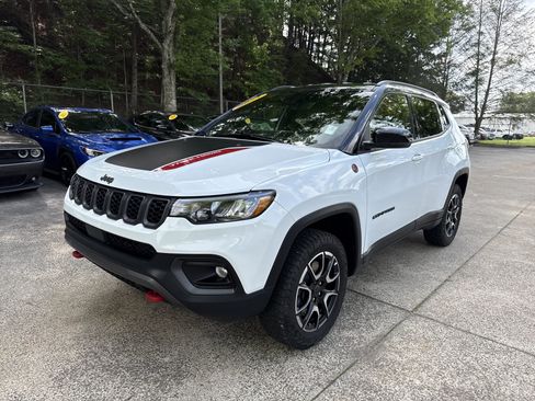 Used 2025 Jeep Compass Trailhawk AWD/4WD image 3