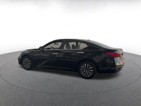 Used 2025 Nissan Altima 2.5 SV FWD image 10