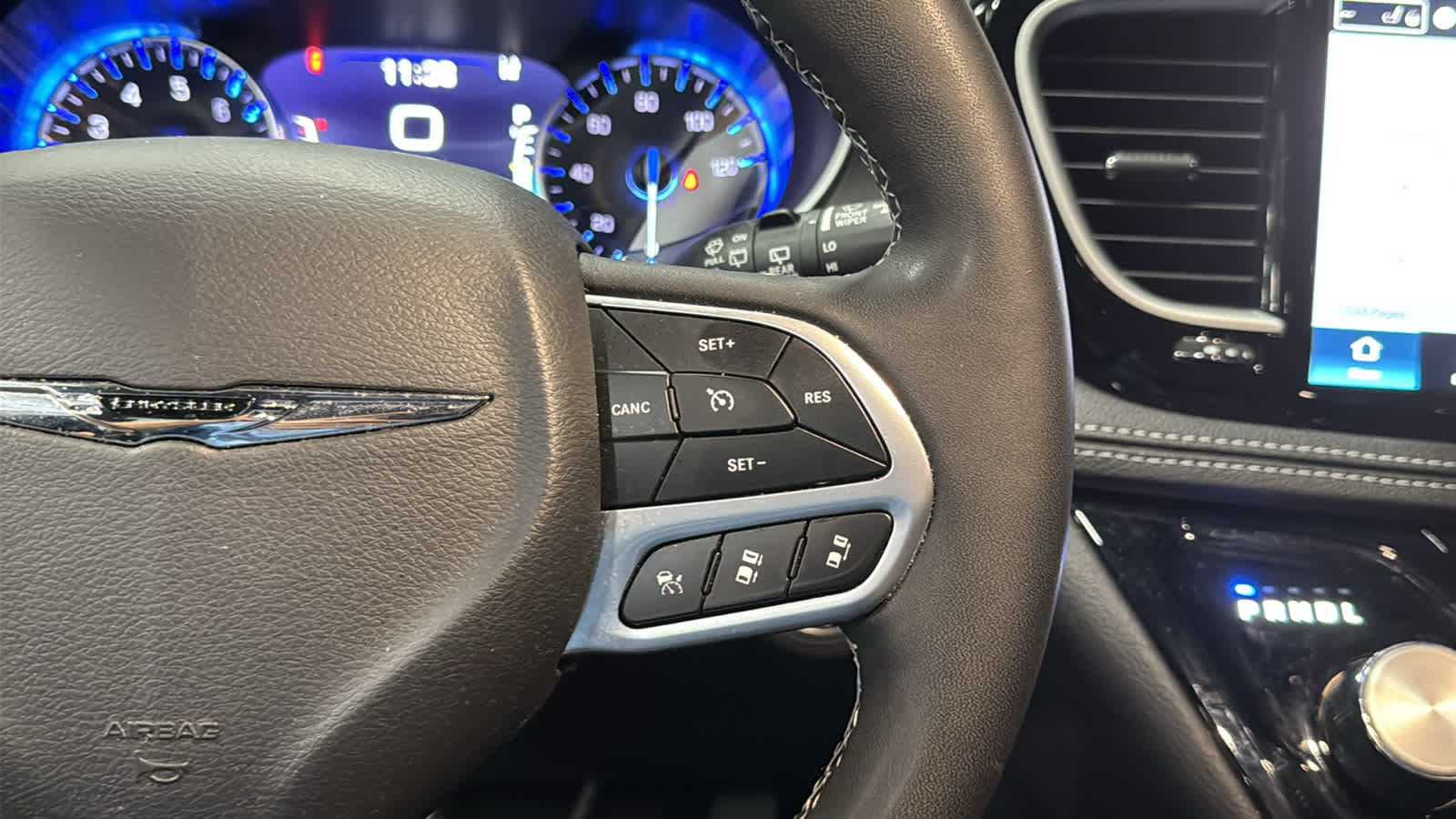 Used 2025 Chrysler Pacifica Select FWD image 13