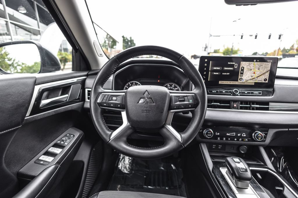 Used 2025 Mitsubishi Outlander SE FWD image 23
