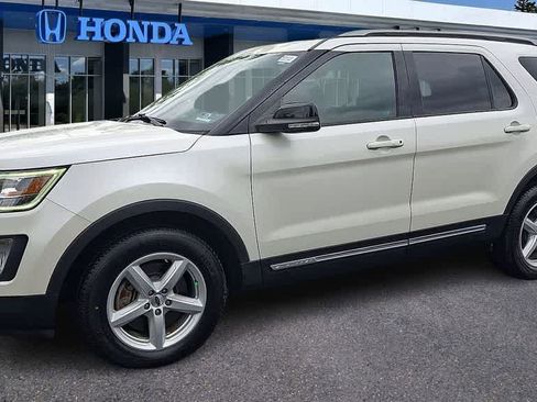 Used 2017 Ford Explorer XLT w/ Equipment Group 202A AWD/4WD image 4