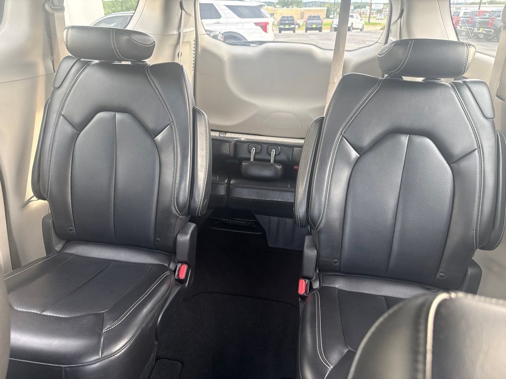 Used 2020 Chrysler Voyager Lxi FWD image 29