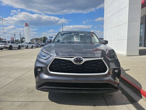 Used 2022 Toyota Highlander XLE image 13
