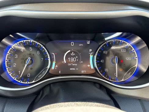 Used 2024 Chrysler Pacifica Touring-L FWD image 21