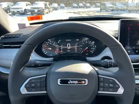 Used 2025 Jeep Compass Limited w/ Sun & Sound Group image 34