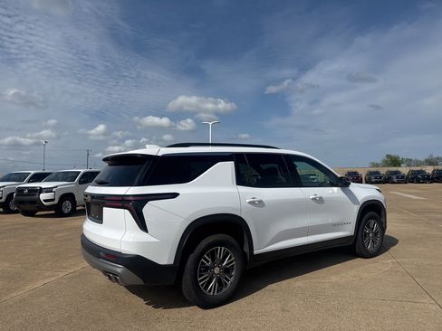 Used 2025 Chevrolet Traverse LT image 24