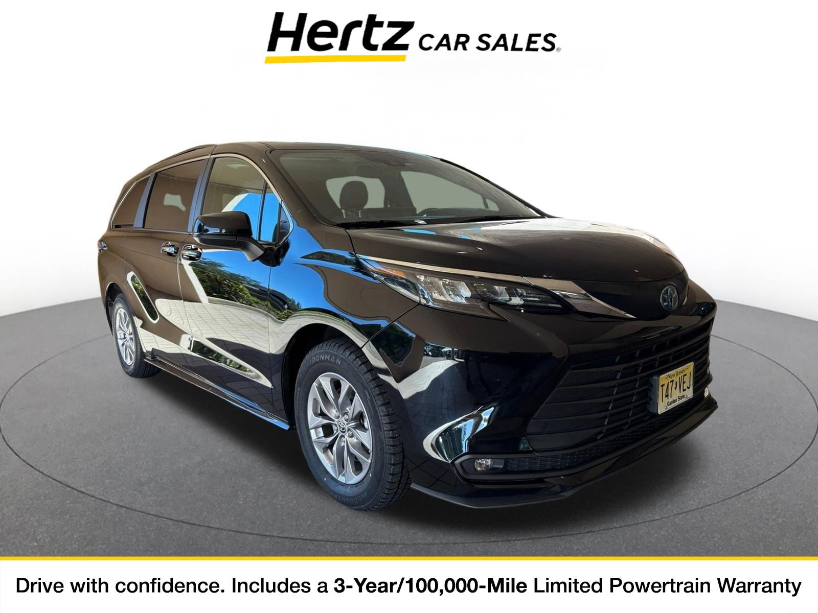Used 2025 Toyota Sienna XLE FWD image 1