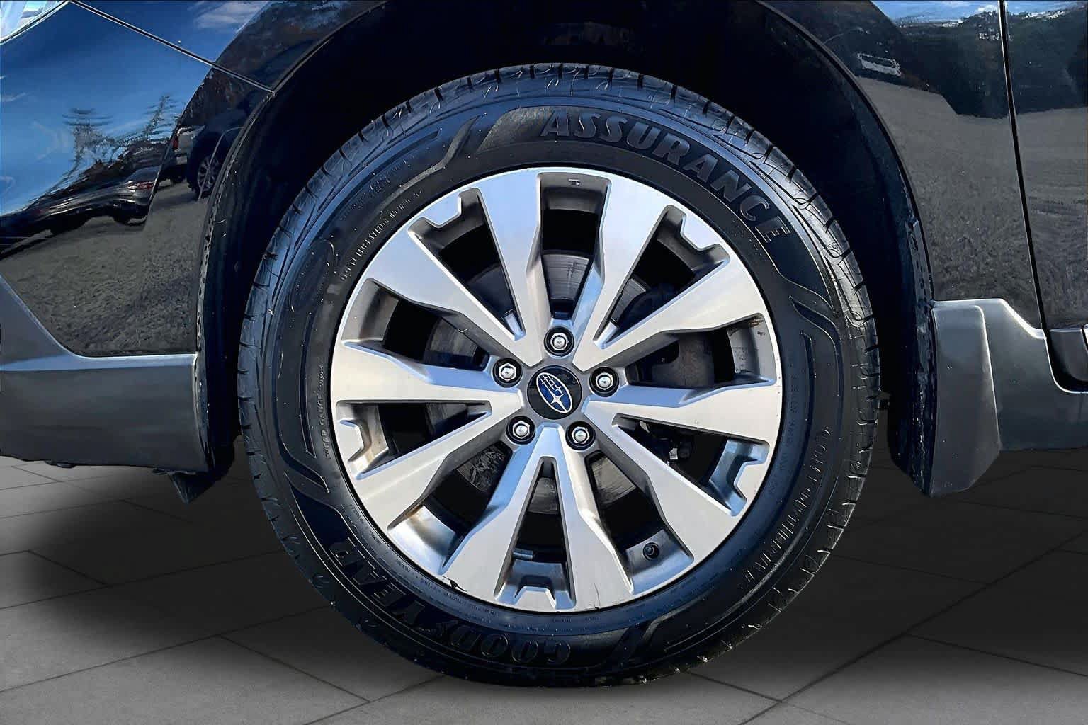 Used 2017 Subaru Outback 2.5i Touring AWD/4WD image 11