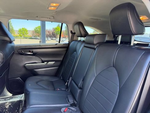 Used 2021 Toyota Highlander XLE AWD/4WD image 29