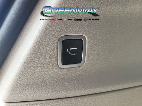 Used 2019 Chrysler Pacifica Limited image 8