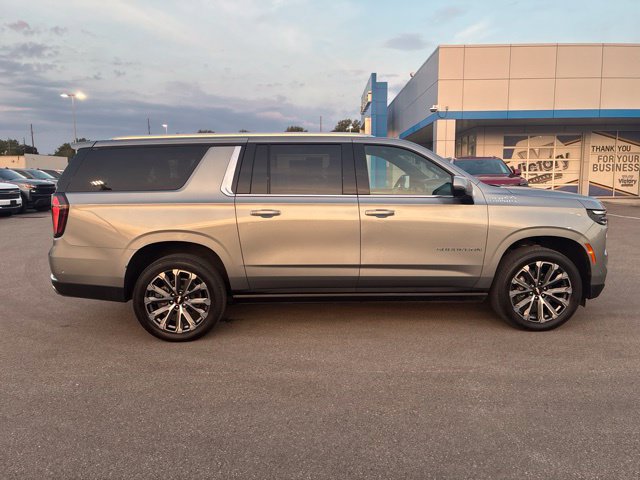 Used 2025 Chevrolet Suburban High Country AWD/4WD image 8