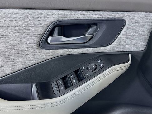 Used 2022 Nissan Rogue SV image 15