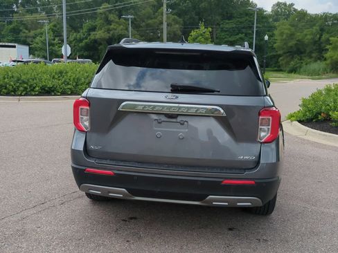 Used 2022 Ford Explorer XLT w/ Equipment Group 202A image 7