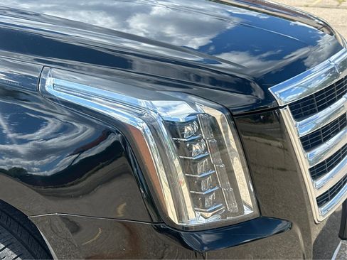 Used 2018 Cadillac Escalade Luxury image 31