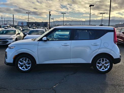 Used 2022 Kia Soul LX w/ Technology Package image 2