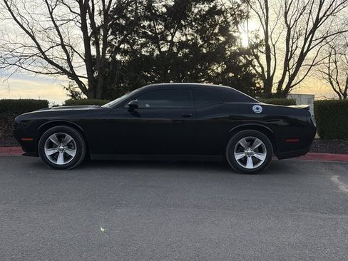 Used 2018 Dodge Challenger SXT image 7