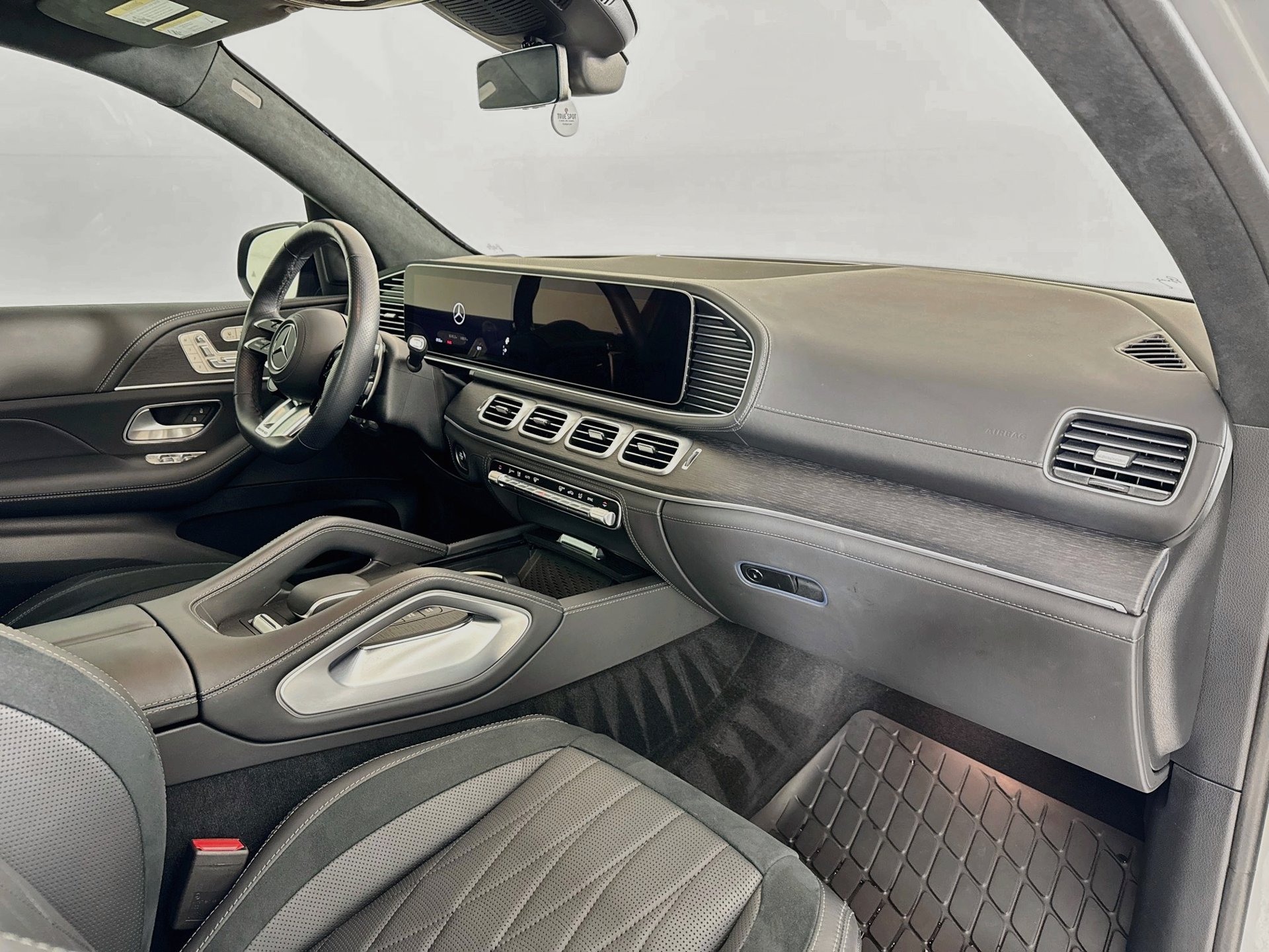 Used 2025 Mercedes-Benz GLS 63 AMG 4MATIC image 32