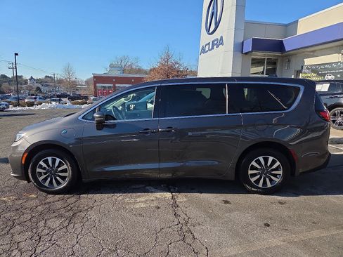 Used 2022 Chrysler Pacifica Touring-L image 8