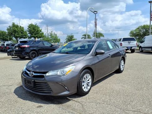 Used 2015 Toyota Camry LE FWD image 3