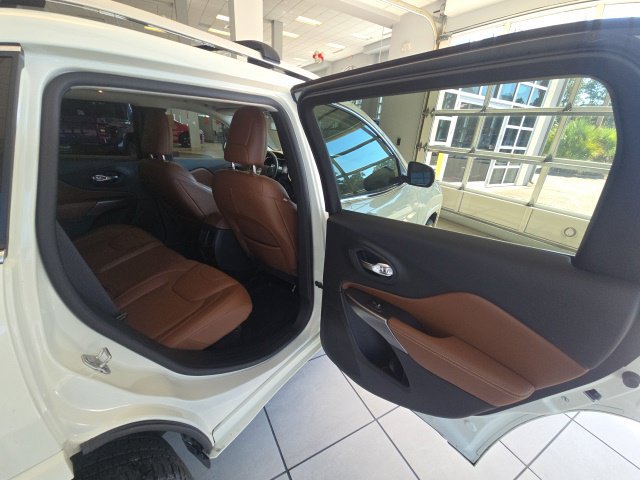 Used 2019 Jeep Cherokee Overland w/ Technology Group FWD image 15