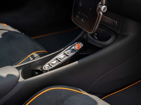 Used 2025 McLaren Artura Spider RWD image 44
