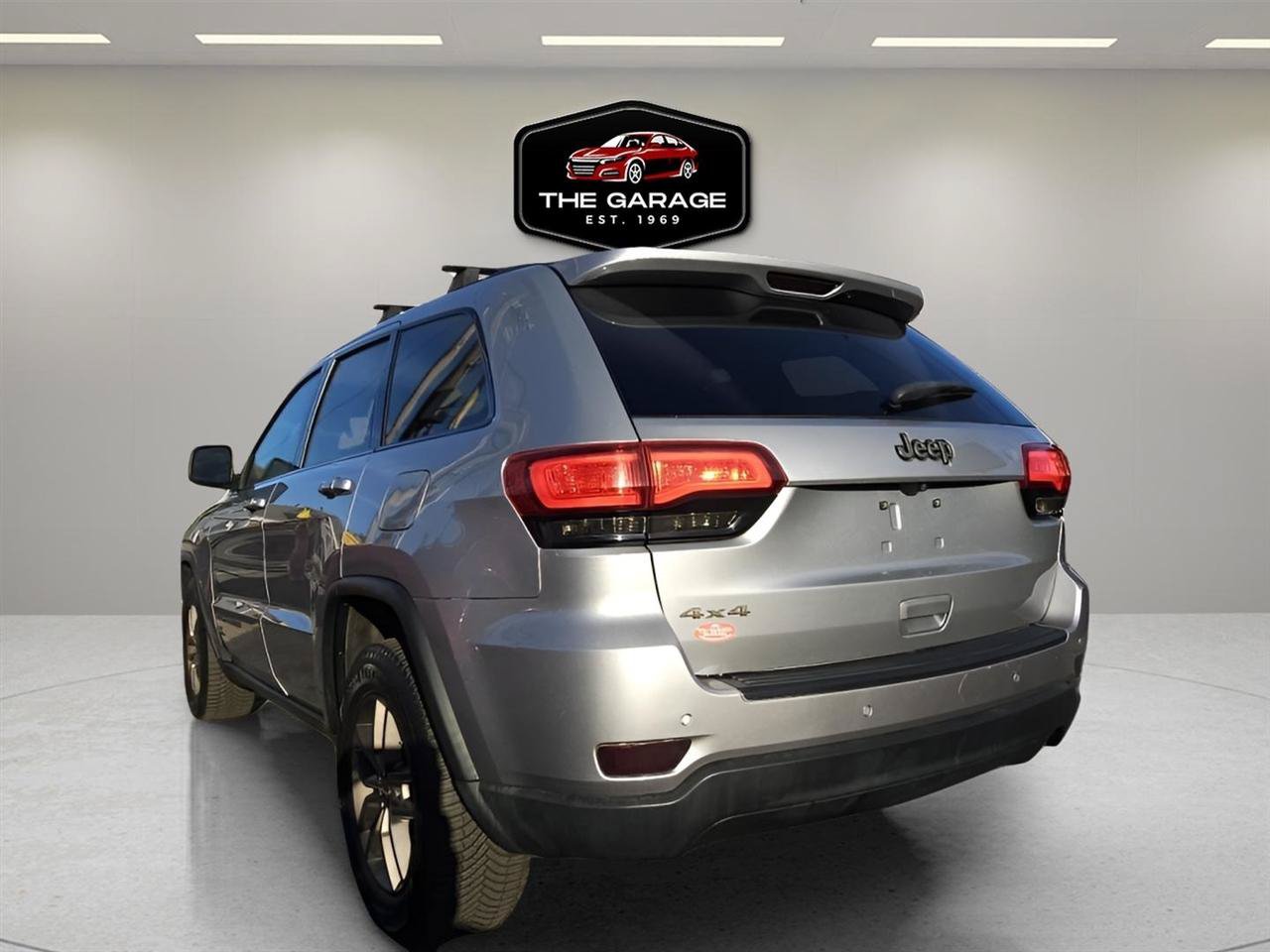 Used 2017 Jeep Grand Cherokee Laredo AWD/4WD image 4