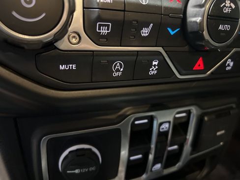 Used 2020 Jeep Wrangler Unlimited Sahara image 27