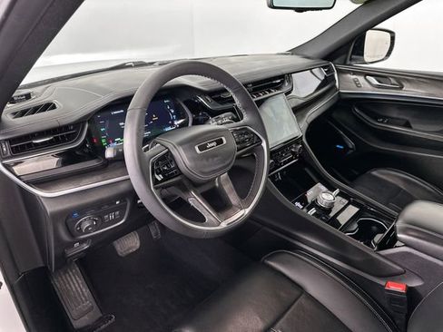 Used 2022 Jeep Grand Cherokee Overland w/ Luxury Tech Group IV AWD/4WD image 22