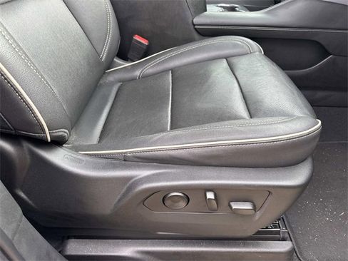 Used 2022 GMC Yukon XL SLT w/ SLT Luxury Package image 14