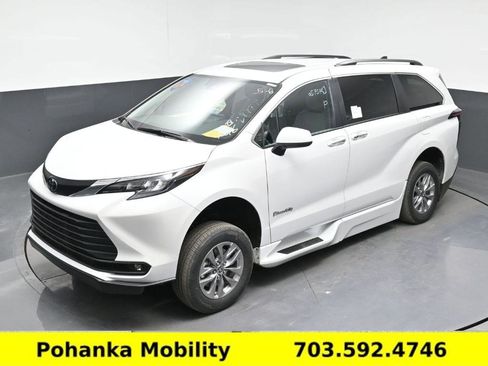 Used 2026 Toyota Sienna XLE FWD image 14