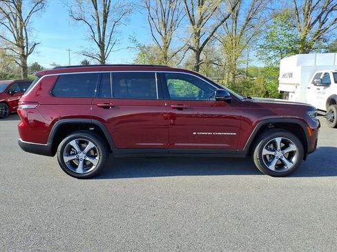 New 2026 Jeep Grand Cherokee L Limited w/ Luxury Tech Group II AWD/4WD image 3