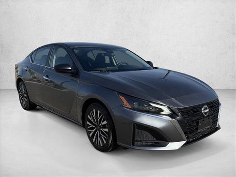 Used 2024 Nissan Altima 2.5 SV image 3