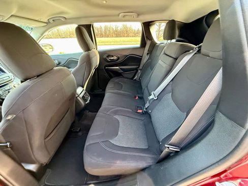Used 2019 Jeep Cherokee Latitude w/ Popular Appearance Group AWD/4WD image 13