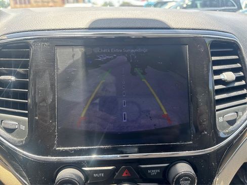 Used 2019 Jeep Grand Cherokee Limited AWD/4WD image 16